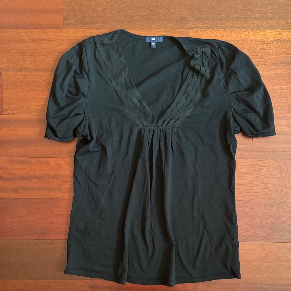 GAP women’s v-neck